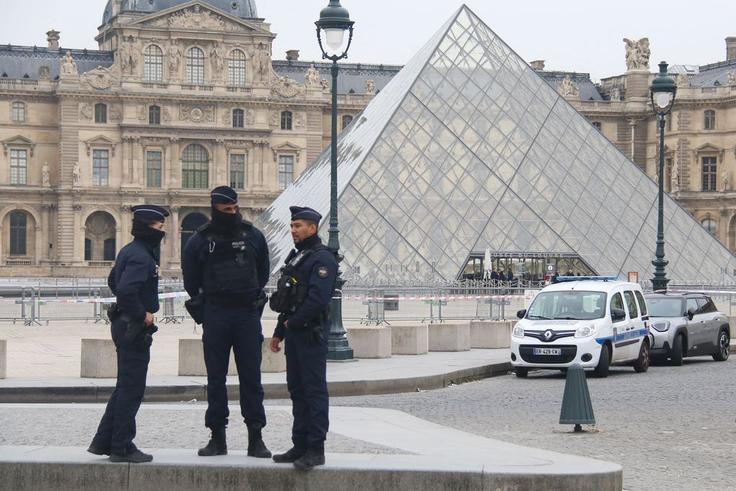 Cambriolage au musée du Louvre : des joyaux de la Couronne dérobés