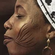 Scarifications en Afrique : quand le corps devient langage, mémoire et identité