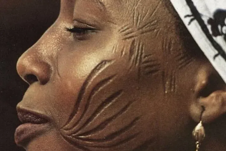 Scarifications en Afrique : quand le corps devient langage, mémoire et identité