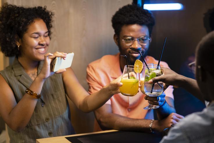 9 idées de folie pour une soirée entre amis inoubliable