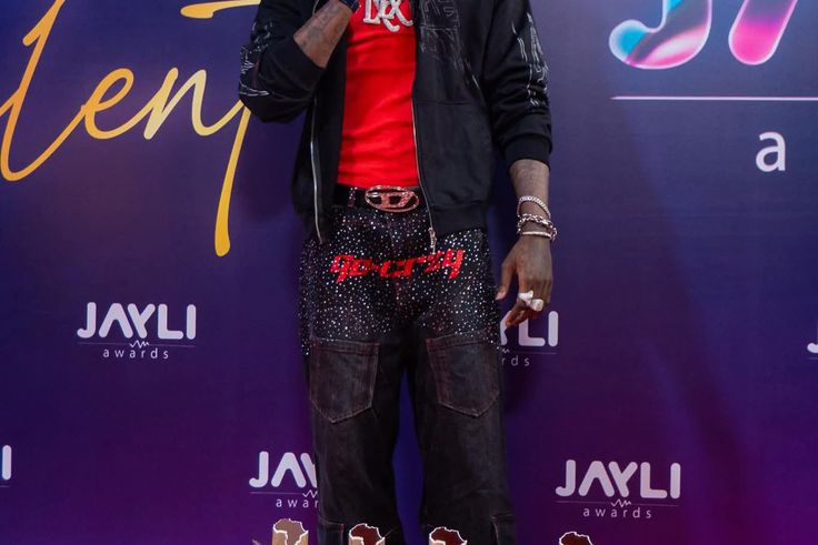 QUADRUPLE SACRE AUX JAYLI AWARDS : HIMRA CONSOLIDE SON STATUT DE LÉGENDE DE LA MUSIQUE IVOIRIENNE