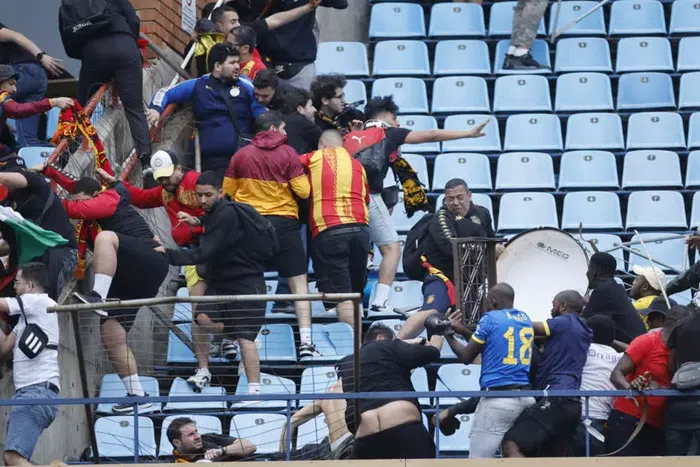 amelodi Sundowns and Esperance supporters clash after a CAF Champions League quarter-final in Pretoria. © PHILL MAGAKOE / AFP