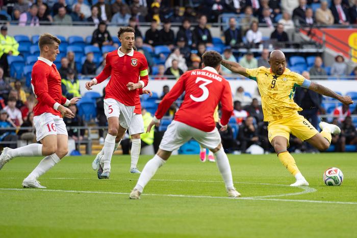 Wales v Ghana International Friendly, Länderspiel, Nationalmannschaft Jordan Ayew of Ghana has a shot at goal during the International Friendly match at the Cardiff City Stadium, Cardiff | IMAGO