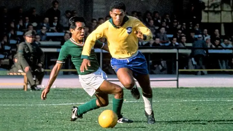 Between 1955 and 1966 , theBrazilian national teamhad in its ranks one of the greatest legends of world football: Garrincha .