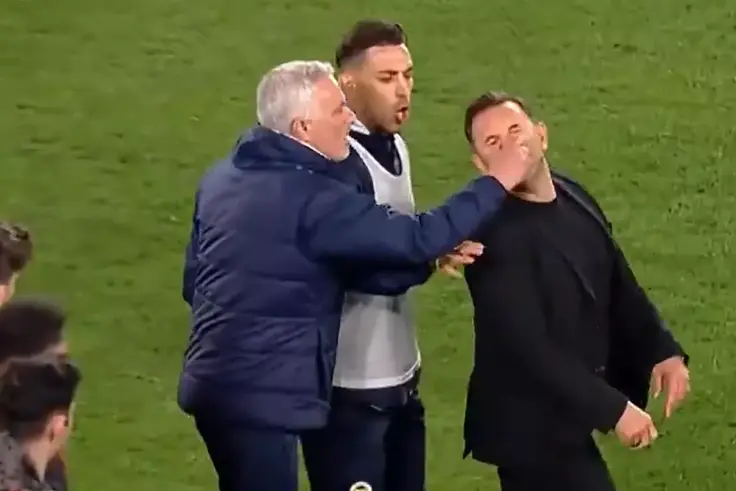 Mourinho warned by Fenerbache after pinching nose of Galatasaray coach