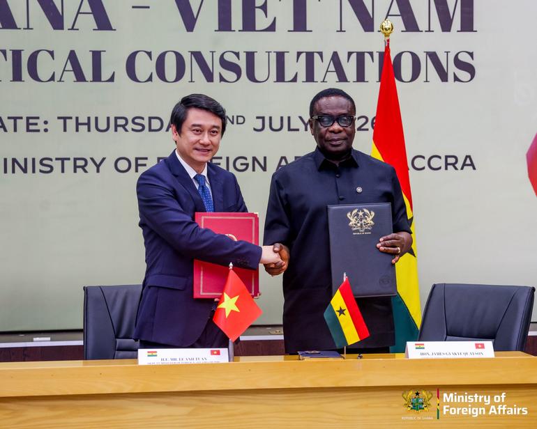 Vietnam's Deputy Minister of Foreign Affairs, Le Anh Tuan and Ghana's Deputy Minister of Foreign Affairs, James Gyakye-Quayson