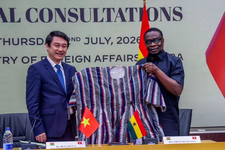 Vietnam's Deputy Minister of Foreign Affairs, Le Anh Tuan and Ghana's Deputy Minister of Foreign Affairs, James Gyakye-Quayson