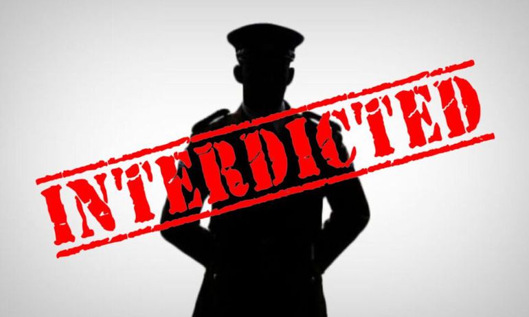 An image depicting interdiction of a police officer. Image via srilankamirror.com