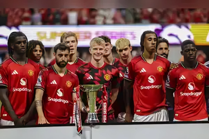 Manchester United players pose with the Summer Series trophy after a Premier League Summer Series soccer match against Everton, Sunday, Aug. 3, 2025 in Atlanta. (AP Photo/Colin Hubbard