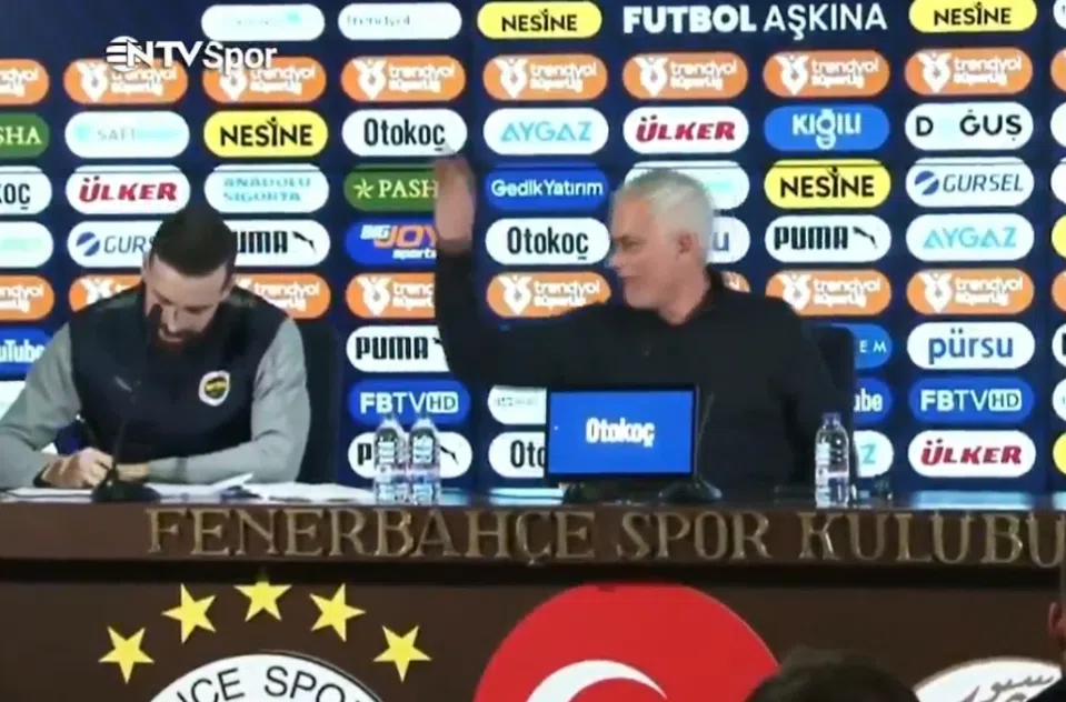 Jose Mourinho slaps translator for confusing ‘twilight’ with ‘toilet’ (Video)