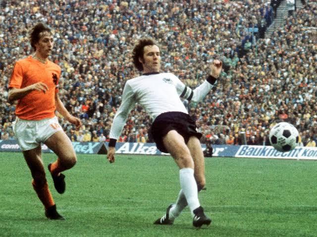 Franz Beckenbauer (right) and Johan Cruyff, during the 1974 World Cup final.
Staff (EFE)