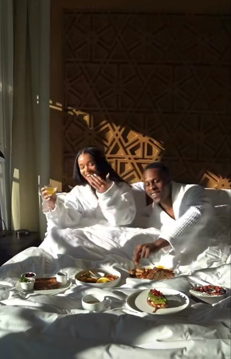 Breakfast in bed and 5 other romantic gestures that will make your girlfriend happy