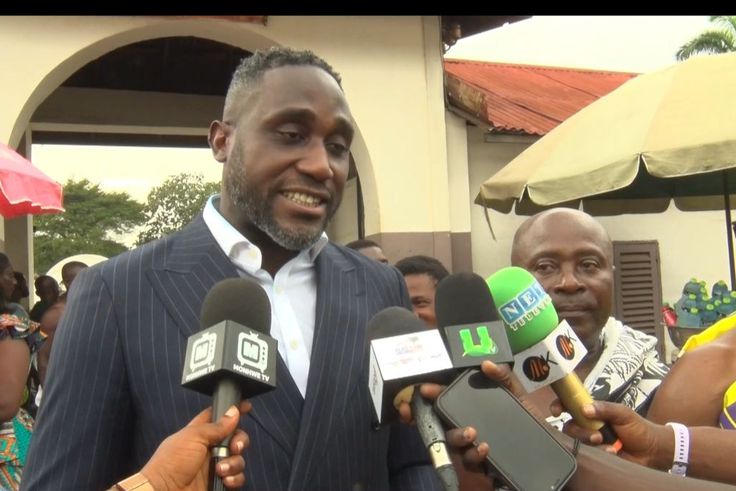 Otumfuor receives $11,000 donation for Heal Komfo Anokye Project