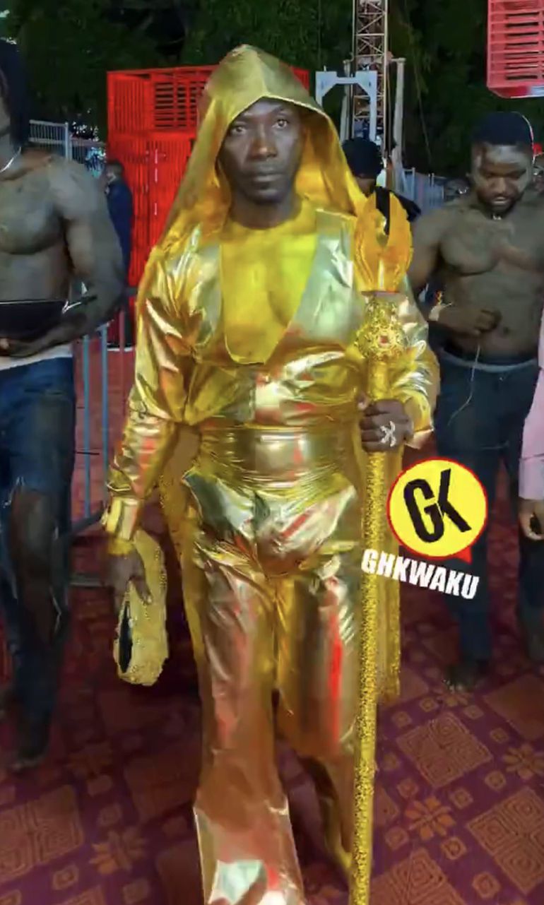 Okyeame Kwame was dressed in a flowing golden cloak from head to toe, complete with matching footwear, while holding a golden staff.