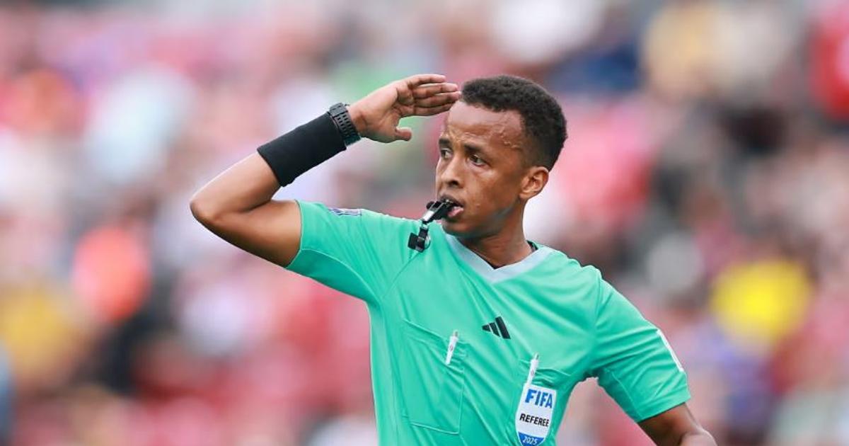 Somali referee Omar Artan reacts after US visa den