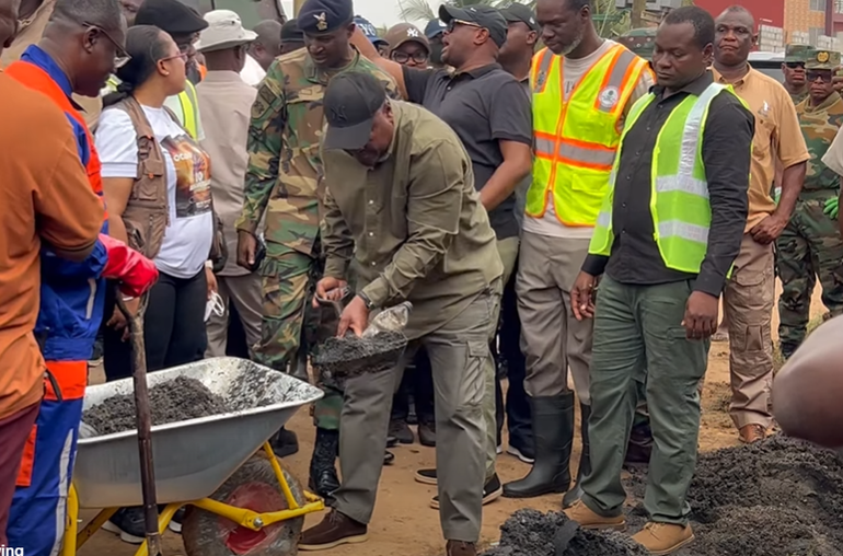 Armed with a spade, President Mahama joined volunteers in clearing silt and waste from a roadside drain.