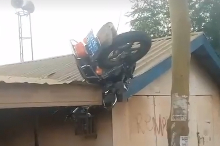 Rider feared dead after accident at Kasoa-Ofankor, motorbike lands on rooftop [video]