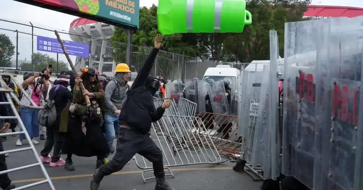 Protesters, police clash outside stadium before Me