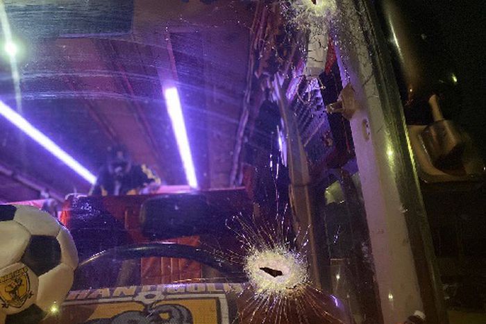 AshantiGold Sc bus attacked at Assin Endwa while travelling back to Obuasi from Accra