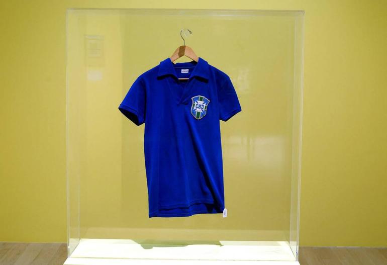 The jersey worn by Brazilian football legend Pele during the 1958 FIFA World Cup final (Photo by TIMOTHY A. CLARY / AFP)