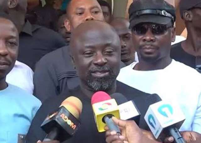 A/R: Mayor bans selling on pavement, vows to beat stubborn traders