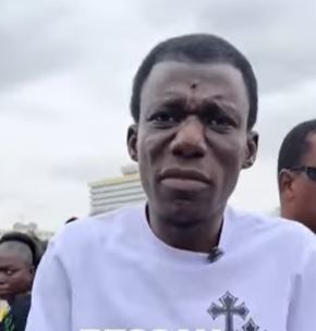 Drama at state funeral as prophet claims he can resurrect helicopter crash victims [video]