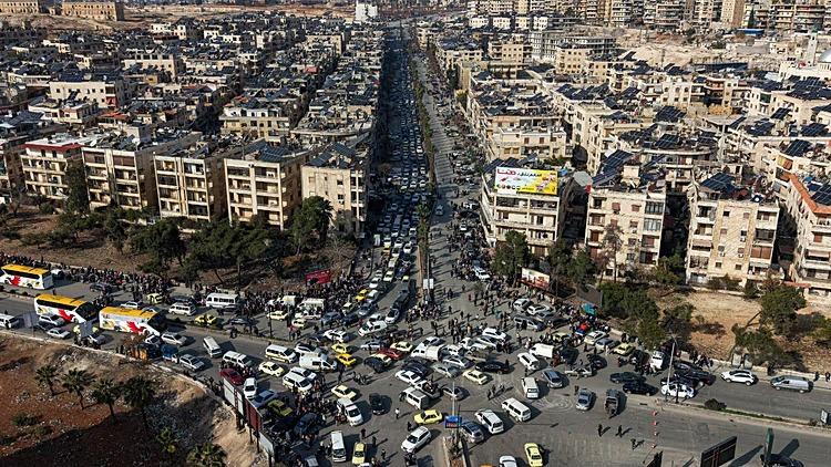 Syrian residents in vehicles queueing to flee from Sheikh Maqsoud and Achrafieh neighbourhoods of Aleppo, 7 January, 2026 AP Photo