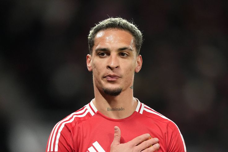 ‘Worst EPL signing in history’ - Man United fans react to club shipping  €100m flop Antony to Real Betis