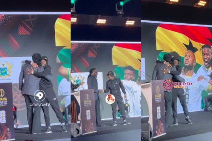 Stonebwoy and Shatta Wale share a hug on stage after President Mahama's request(Video)