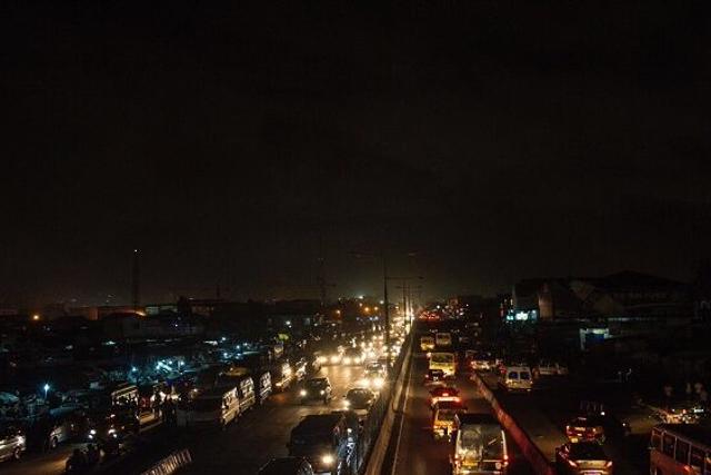 A community in Accra during intermittent power outages, popularly known as “dumsor”. Image via abcnewsgh.com
