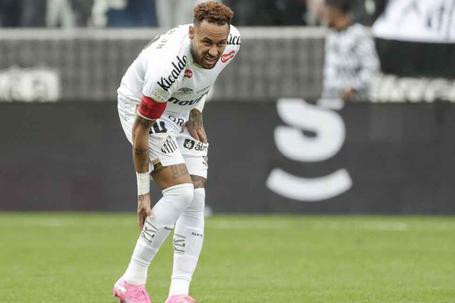 Neymar required treatment for a calf issue during Sunday's Santos match. Photo by Sebastiao Moreira/EPA/Shutterstock