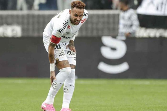 Neymar required treatment for a calf issue during Sunday's Santos match. Photo by Sebastiao Moreira/EPA/Shutterstock