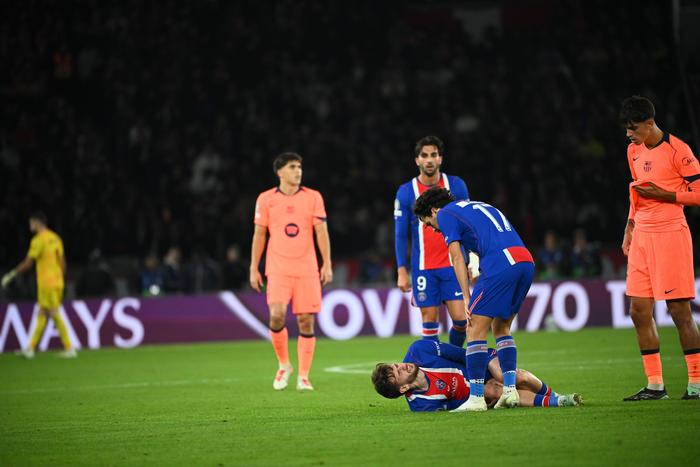 Soccer, Champions League 2026, PSG vs. Barcelona 4–2, Parc des Princes, Paris, France, October 20, 2026, Garnier-Étienne — Kvaratskhelia injury at 59 , L 21 October 2026 Paris Parc des Princes