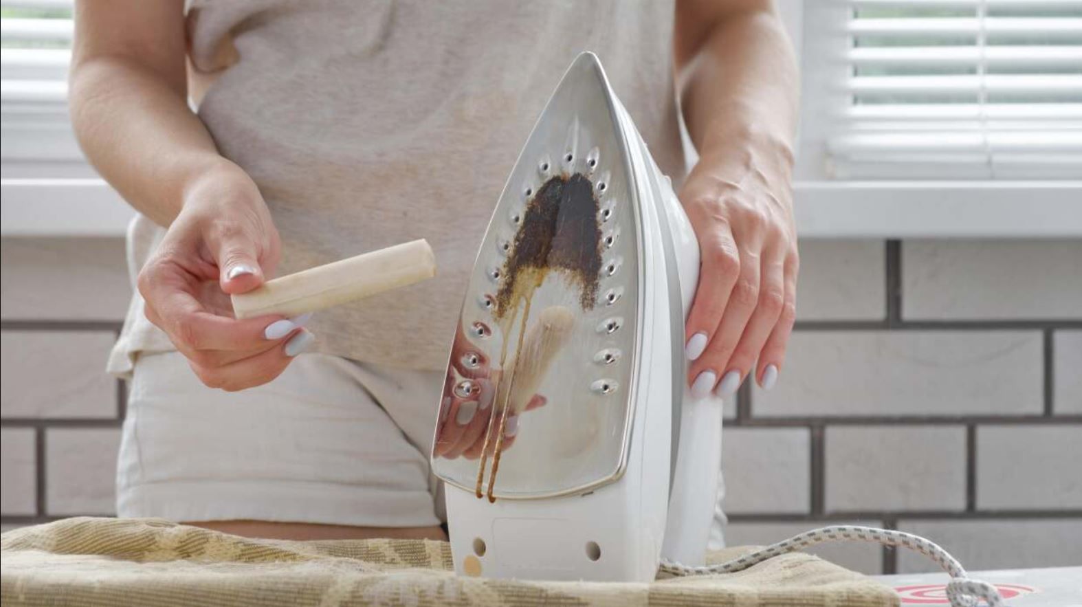 5 easy ways to remove burn marks from your iron