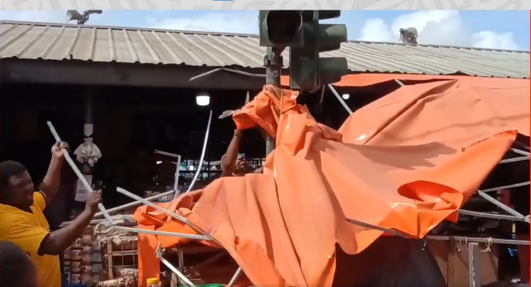 Kasoa: Traders’ canopy under traffic light demolished after viral video (watch)