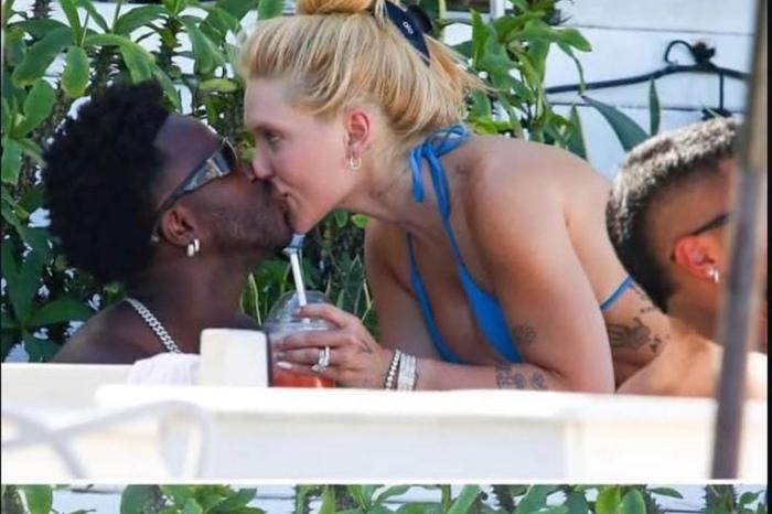 Vinicius Jr shares new photos enjoying holiday with his girlfriend with new look after chin surgery | Photo via Instagram / Vini jr