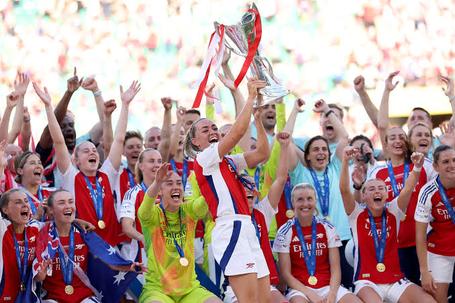 Arsenal Women | Photo by Maja Hitij/Getty Images