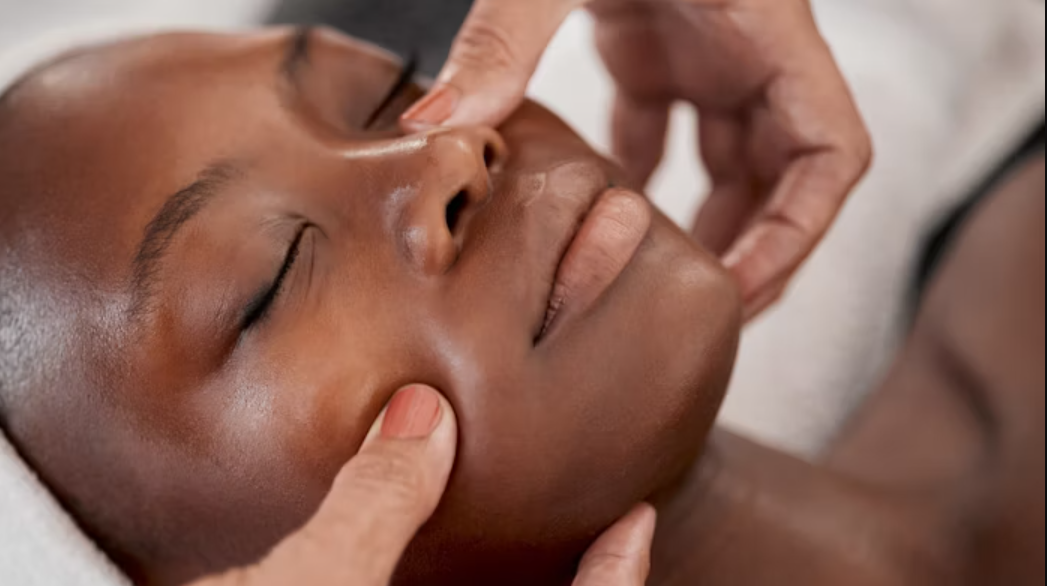 Here are 5 benefits of facial massage and how to do it properly