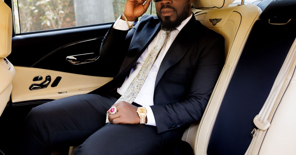 Business mogul RNAQ fulfils GH¢100,000 pledge to Okyeame Kwame to promote ‘Clap’ song (video)
