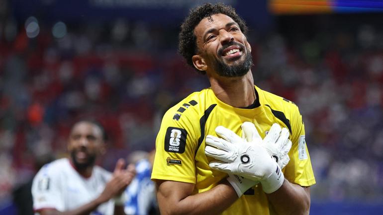 VozinhaImage source,Reuters
Image caption,
Vozinha made seven saves in Cape Verde's 0-0 draw against Spain