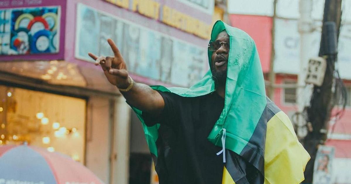 Sarkodie wins hearts for helping woman shoved by security in Kumasi ...