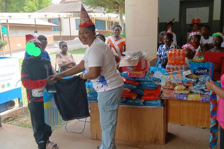 Auntie Linda Foundation Spreads Holiday Cheer to 20 Vulnerable Children