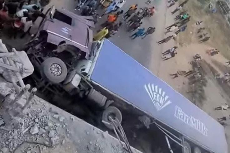 FanMilk Truck falls off the Achimota overhead onto road below