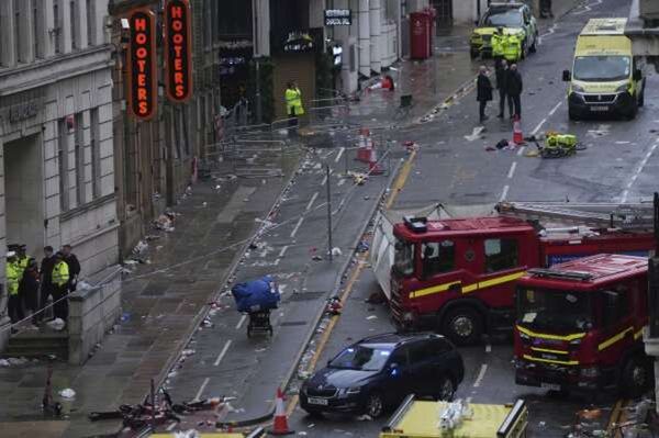 One child trapped under car that drove into crowd at Liverpool victory parade (Video)