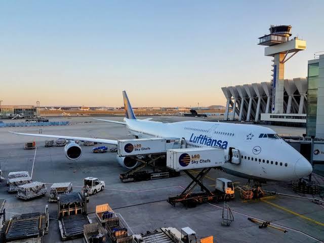 Lufthansa 747-800 at Frankfurt Airport getting ready for departure | ©️ travellifebalance.com