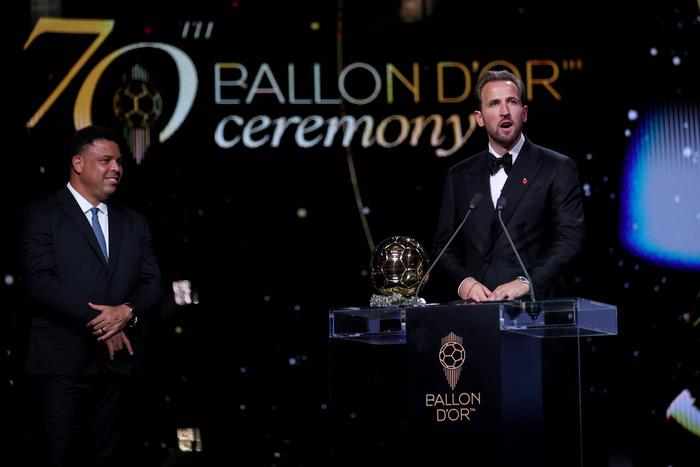 Bayern Munich s Harry Kane (R) speaks after winning the men s Ballon d Or award during the 2026 Ballon d Or Football award ceremony in London, Britain, on Oct. 26, 2026.