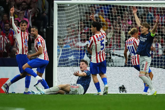 ESP: Atletico de Madrid - Arsenal FC. UEFA Champions League. Semi-Finals, first leg. The referee signals a penalty against Viktor Gyokeres of Arsenal FC during the UEFA Champions League match, Semi-Finals | IMAGO