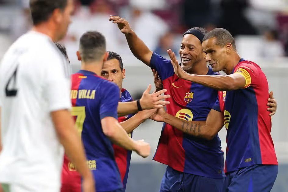 Video: Ronaldinho score a stunning freekick as Barcelona beat Madrid in Legends Classico