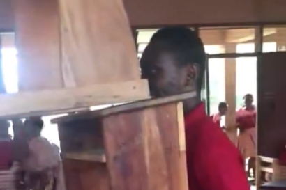 SIMMS SHS student stuns peers by lifting 2 desks with his teeth (Video)