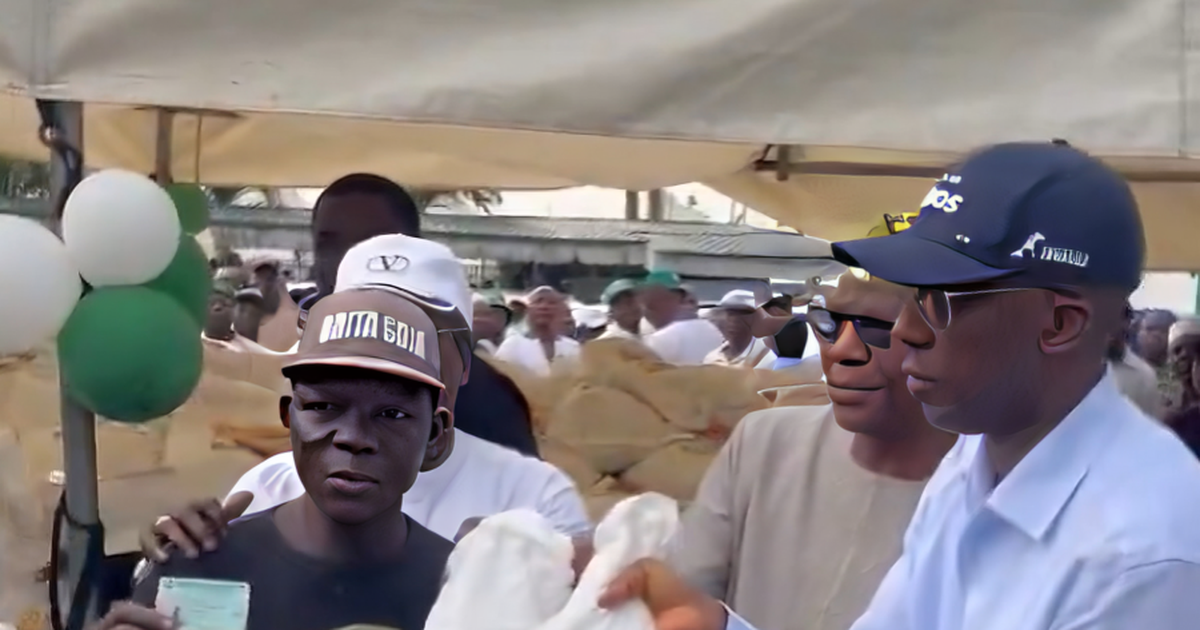 Nigerians express anger over political support group use voters card to distribute rice and garri